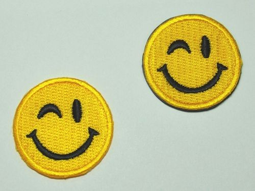 Aufnäher Smiley 'winking' gelb als Magnet oder Aufbügler, Größe 4 cm