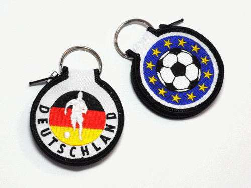 Schlüsselanhänger bestickt als Tasche mit Zipper "DEUTSCHLAND Fußball" Größe 6 x 6,5 cm