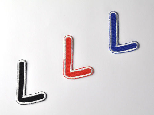 Aufnäher Buchstabe "L", Comic Sans, Höhe 8 cm mit Bügelbeschichtung  -  verschiedene Farben