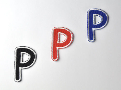 Aufnäher Buchstabe "P", Comic Sans, Höhe 8 cm mit Bügelbeschichtung  -  verschiedene Farben