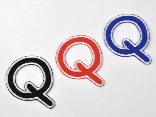 Aufnäher Buchstabe "Q", Comic Sans, Grundhöhe 8 cm mit Bügelbeschichtung  -  verschiedene Farben