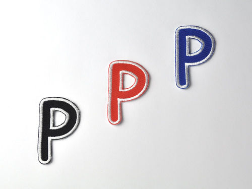 Aufnäher Buchstabe "P", Comic Sans, Höhe 5 cm mit Bügelbeschichtung  -  verschiedene Farben