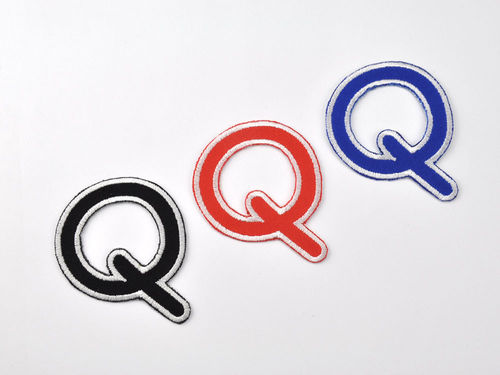 Aufnäher Buchstabe "Q", Comic Sans, Grundhöhe 5 cm mit Bügelbeschichtung  -  verschiedene Farben
