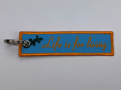 Schlüsselanhänger Motiv "Life is for living", Größe 12 x 3 cm